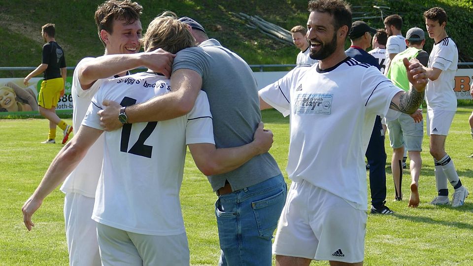 Am Ende herrschte Jubel: Spielertrainer Bastian Mayr (mit Bart) und Stefan Ola (l.) freuen sich nach dem Abpfiff mit dem Siegtorschützen Stefan Neumeier (Nr. 12).