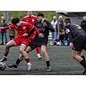 Kerem Erdem (l.) kickte in der vergangenen Saison noch für den SSV Sechshelden. Nun spielt er für den SSV Allendorf. In dieser Szene behauptet er den Ball gegen die Medenbacher Noah Rumpf und Yannick Schmittner (r.). © Lorenz Pietzsch