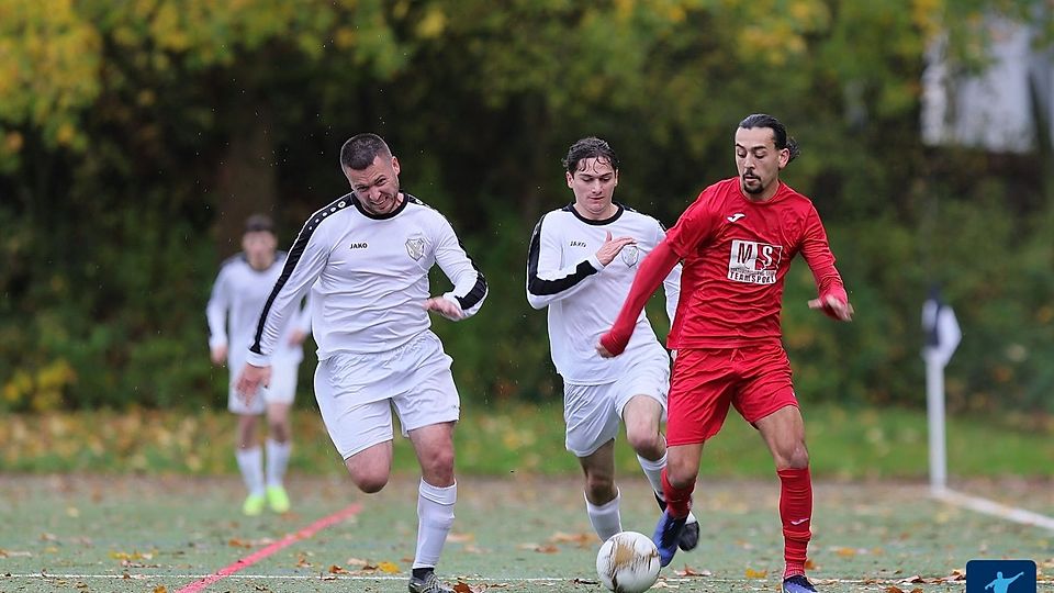 Umkämpftes Derby zwischen dem FC Schwalbach (rot) und dem BSC Schwalbach (weiß).
