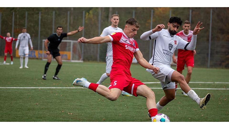 Abgezogen, am Ende aber nicht abgezockt genug: Noel Wirtz (l.) verliert das Hessenliga-Heimspielmit seinem TSV Steinbach II gegen Saher Bhatti und Türk Gücü Friedberg mit 0:2. © Björn Franz