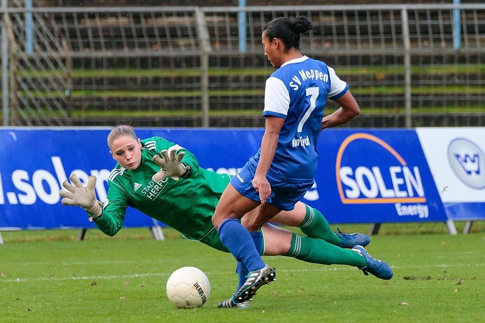 Chancen nicht genutzt: Nangila van Eyk verpasst gegen Laura Giuliani. Meppen verliert 0:2 gegen Herford.  Foto: Scholz