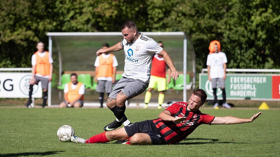 Der Grätsche gut entkommen: Ebersbergs Edwin Akopov (weißes Trikot) war schneller als Egmatings Stefan Mayer.