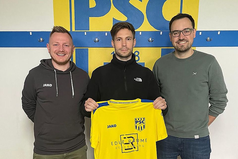 Peisings Abteilungsleiter Felix Rosenhagen (l.) und sein Stellvertreter Christoph Neumann (r.) freuen sich auf den baldigen Spielertrainer Simon Sigl.