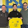 Peisings Abteilungsleiter Felix Rosenhagen (l.) und sein Stellvertreter Christoph Neumann (r.) freuen sich auf den baldigen Spielertrainer Simon Sigl.