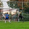 Starke Flugeinlage: Eichenkofens Torwart Martin Strobl faustet den Ball weg, beobachtet von Geislings Benedikt Kreischer (l.) und Teamkamerad Julian Niedermair. Am Ende musste sich Strobl dennoch viermal geschlagen geben.