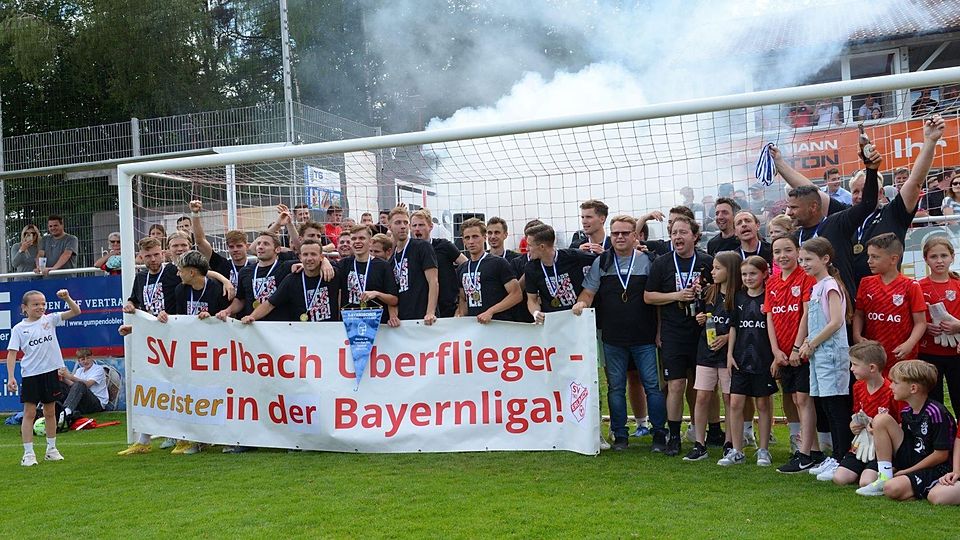 Erlbach feierte am letzten Spieltag mit der Mannschaft den Meistertitel, jetzt sturkturiert der Verein um.