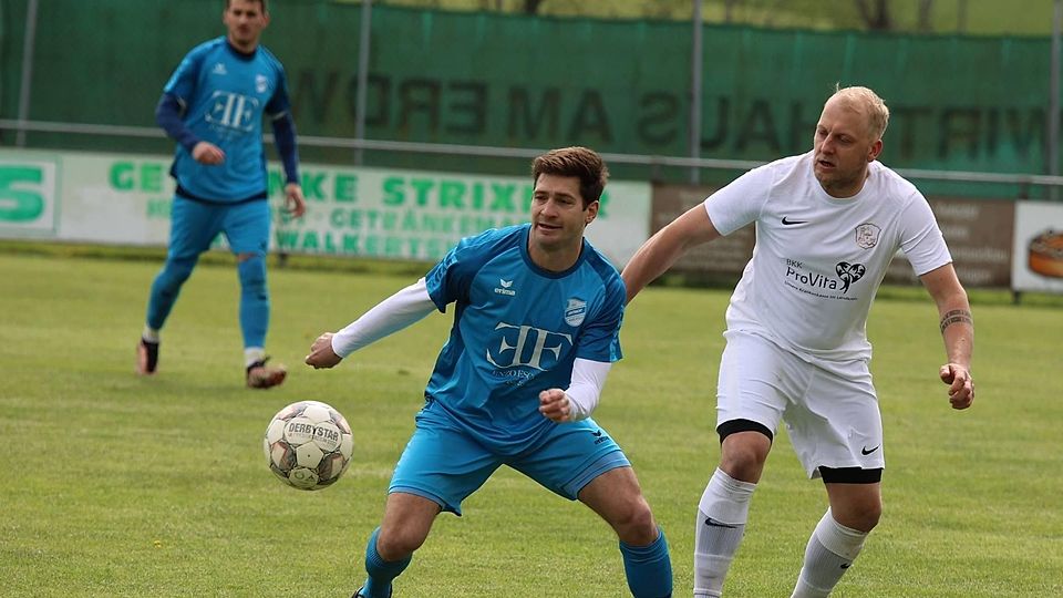 Chef im Mittelfeld: Dominik Schäffer (blaues Trikot, vorne) gab den Takt der Eintracht vor. Rechts der Erdweger Johannes Perchtold.