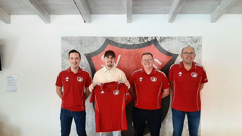 Die Auerbacher Verantwortlichen mit dem künftigen Co-Spielertrainer Alexander Karl (zweiter von links) 