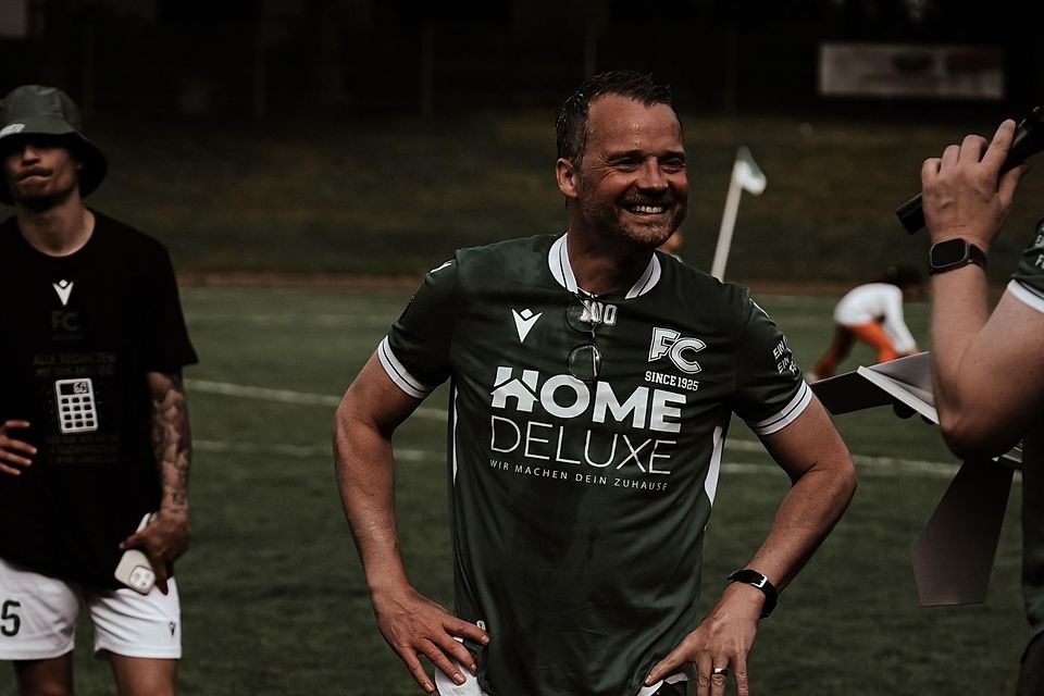 Philipp Knappmeyer feierte mit "seiner" Reserve im Sommer 2025 den Bezirksliga-Aufstieg.