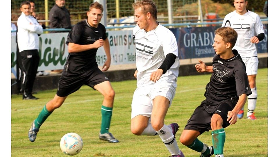 Patrick Schmalzbauer vom FC Hersbruck (Mitte) liefert sich mit einem Mittelfeldspieler des SV Altensittenbach einen Zweikampf auf Höhe der Mittellinie. F: Ruppert
