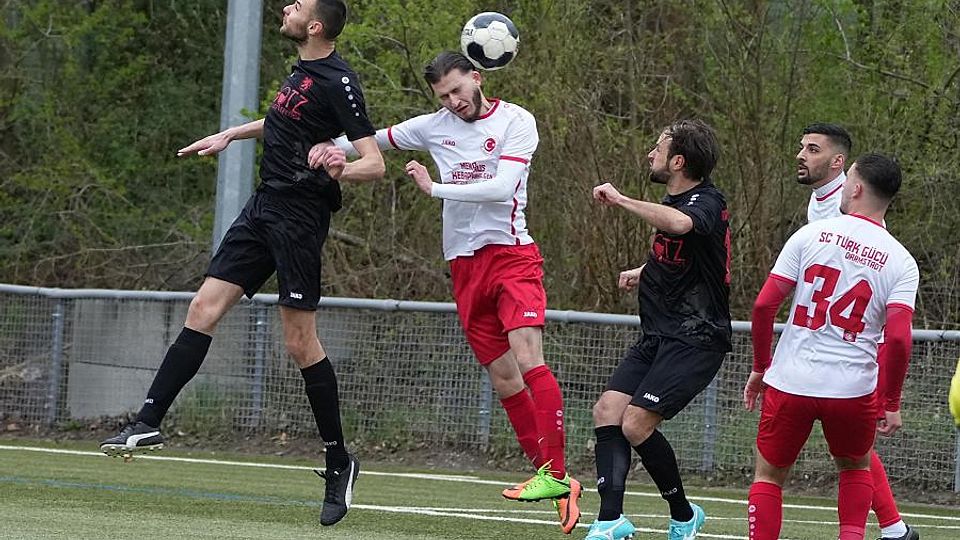Kopfballspiel: Türk Gücü Darmstadt (am Ball Görkem Parmak) setzte sich in der Kreisliga A mit 4:2 bei der TSG 46 Darmstadt (links Mirsel Zukic) durch. 