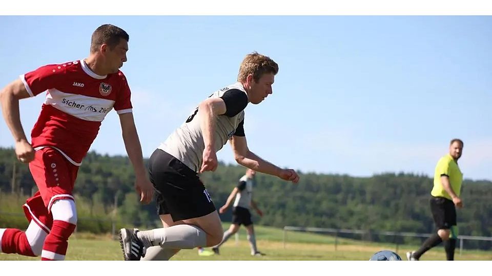 In dieser Szene selbst am Ball kennen viele Markus Hocker (r.) auch an der Pfeife. In der Fußball-A-Liga-Begegnung zwischen dem FC Cleeberg II und dem SV Kölschhausen muss er kurzfristig als Schiedsrichter einspringen. (Archivfoto) © Jasmin Hahn