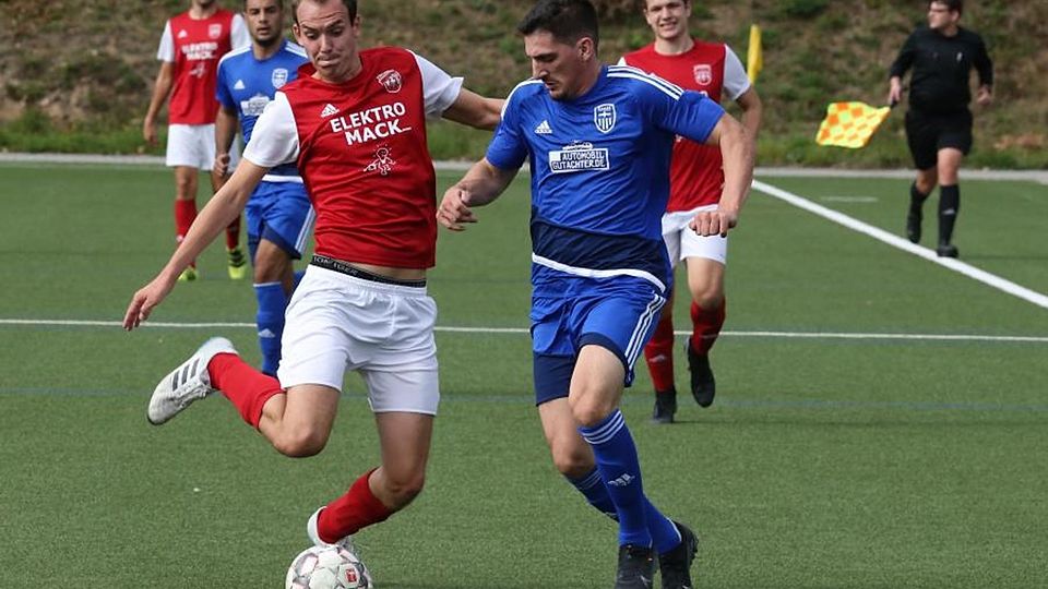 Durch den einjährigen Ausflug in die Gruppenliga nun auch im Hessenpokal vertreten: Felix Wolf (links) will mit seinem SV Hallgarten dem FC Bayern Alzenau ein Bein stellen.	Foto: rscp/Heinen
