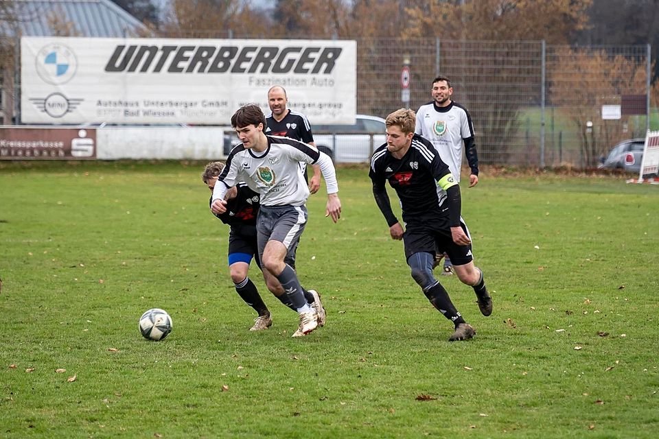 Den Vorsprung ausbauen: Der TSV Weyarn um Leonhard Stielner (vorne) will in Geretsried punkten.