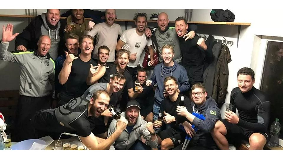 So werden Derbysiege in Werdorf gefeiert – das war im November 2019, als dieses Foto entstand, nicht anders als heute. Tobias Grothe (unten links) hätte nichts dagegen, wenn an diesem Sonntag im A-Liga-Kracher gegen Nachbar VfB Aßlar ein weiterer Erfolg hinzukäme. © Marcel Sonnabend