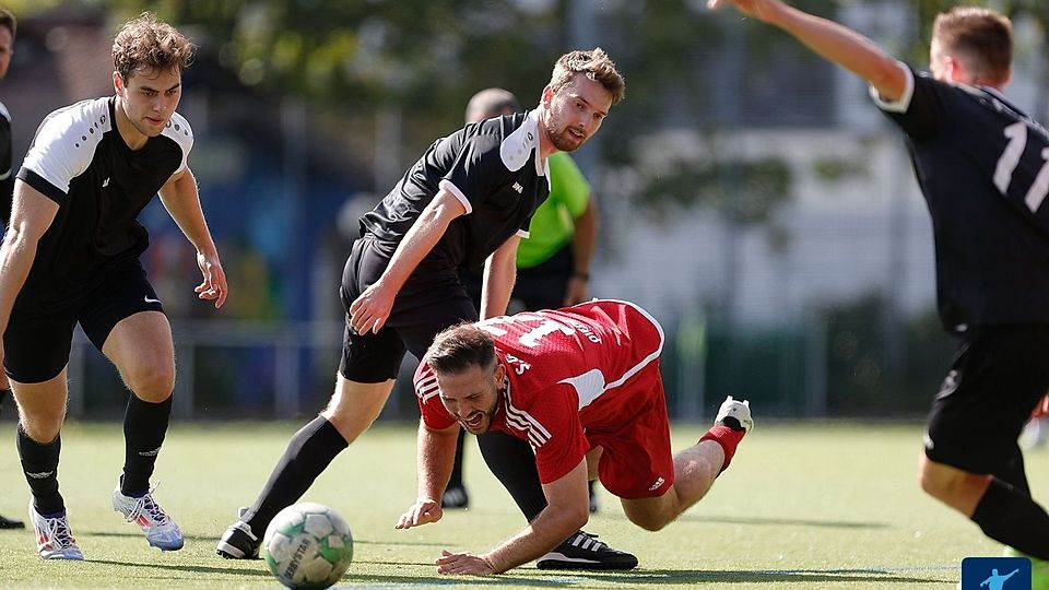 Der 1. FC Sulzbach (schwarze Trikots) durfte den zweiten Saisonsieg bejubeln, während die SG Nassau Diedenbergen (rotes Trikot) bei TuRa II Federn ließ.