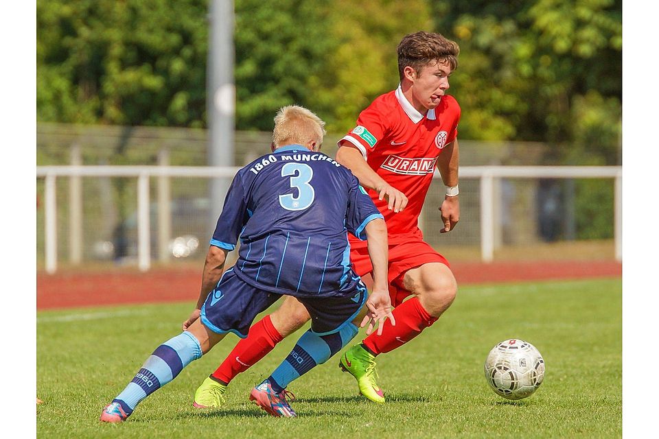 Duell mit einem Münchner Löwen: Der Nullfünfer Nik Rosenbaum im Bundesliga-Duell mit dem TSV 1860 München.
