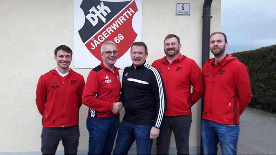 Von links nach rechts: Matthias Niederhofer (stv. Vorstand), Franz Varga (1. Vorstand), (neuer Trainer),  Thomas Königsbauer (Abteilungsleiter Seniorenfußball), Georg Bieringer Sebastian Hödl (stv. Vorstand)   Foto: DJK