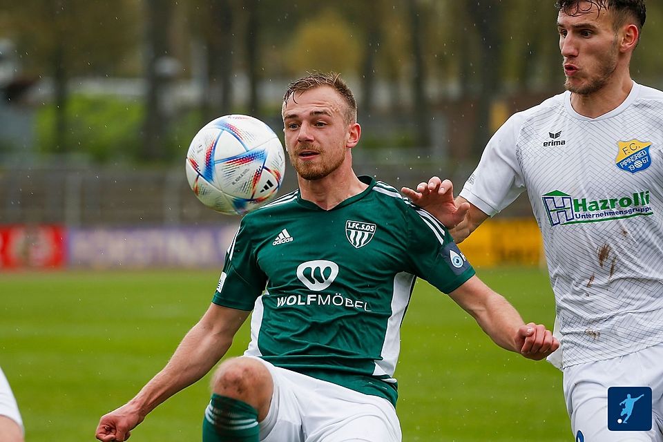 Felix Schwarzholz (vorne) heuert beim FV Illertissen an. Felix Schwarzholz (vorne) heuert beim FV Illertissen an.