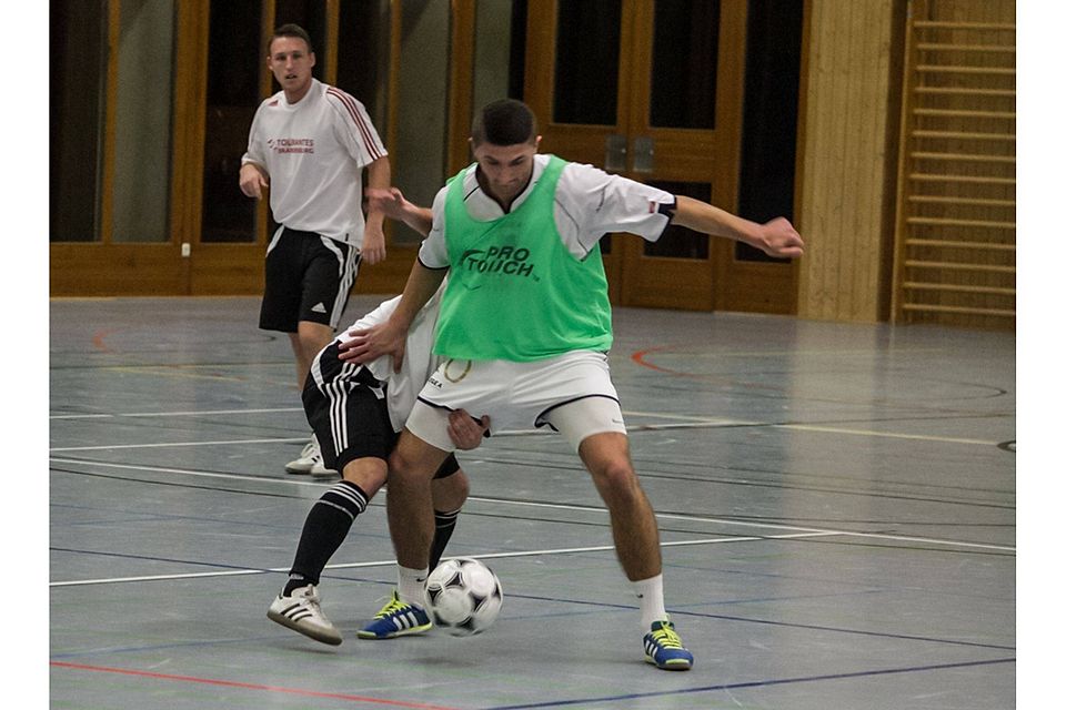 Beim Neuzeller Hallenturnier standen sich der NSV und EFC Stahl noch gegenüber. Neuzelles Marius Wolbaum (in grün) könnte aber bald das Trikot wechseln. F: Sven Bock