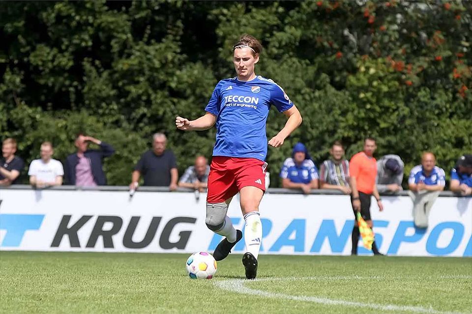 Innnverteidiger Tom Braesch (SpVg Eidertal Molfsee) stürmt in der letzten Minute der Nachspielzeit erfolgreich mit.