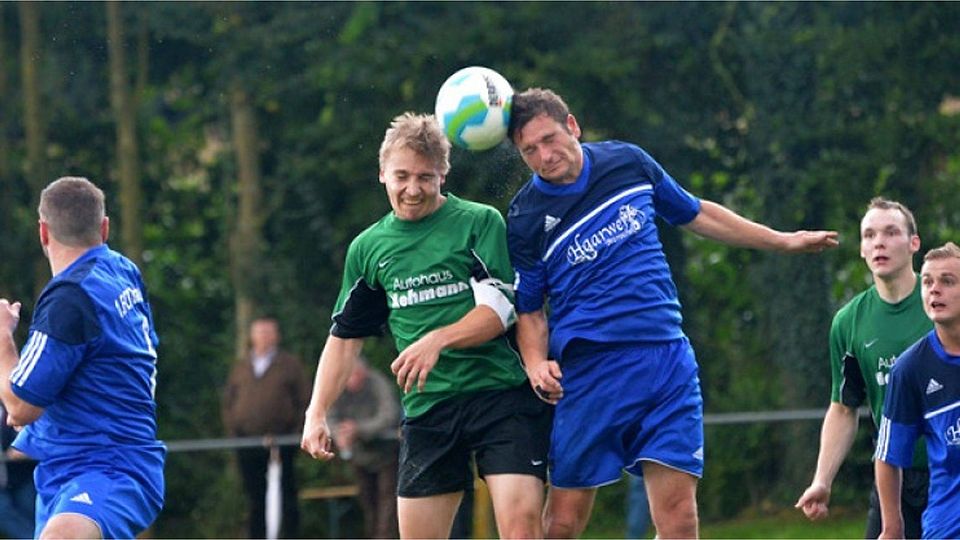 Obenauf will Bramsche gegen Voltlage sein. Gegen Berge gelang dies nur FCR-Verteidiger Adrian Schäfer (rechts) in diesem Kopfballduell gegen Berges Kapitän Tim Fiebig. Foto: Rolf Kamper
