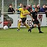 Nach einer bislang unbefriedigenden Saison möchte die SpVgg Windischeschenbach (in Gelb-Schwarz) mit einem Heimsieg gegen die SpVgg Pirk (dunkles Trikot) bessere Zeiten einläuten.