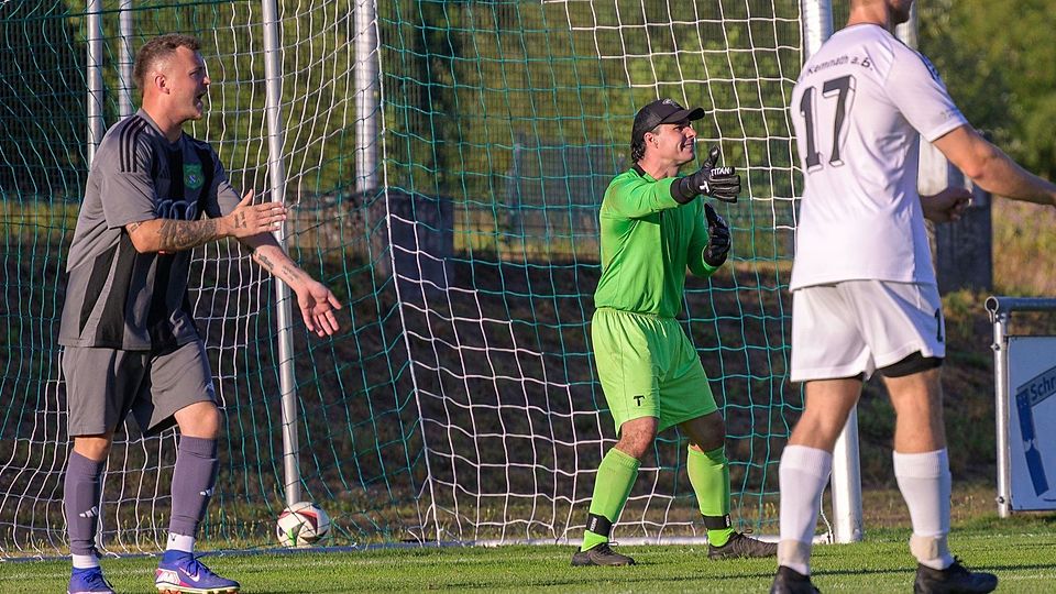 Frust bei Tormann Joseph Böhm und seinen Vorderleuten: Aufsteiger SV Erzhäuser-Windmais hat in der Kreisliga West noch keinen Fuß auf den Boden bekommen. Null Punkte und null eigene Tore stehen zu Buche.