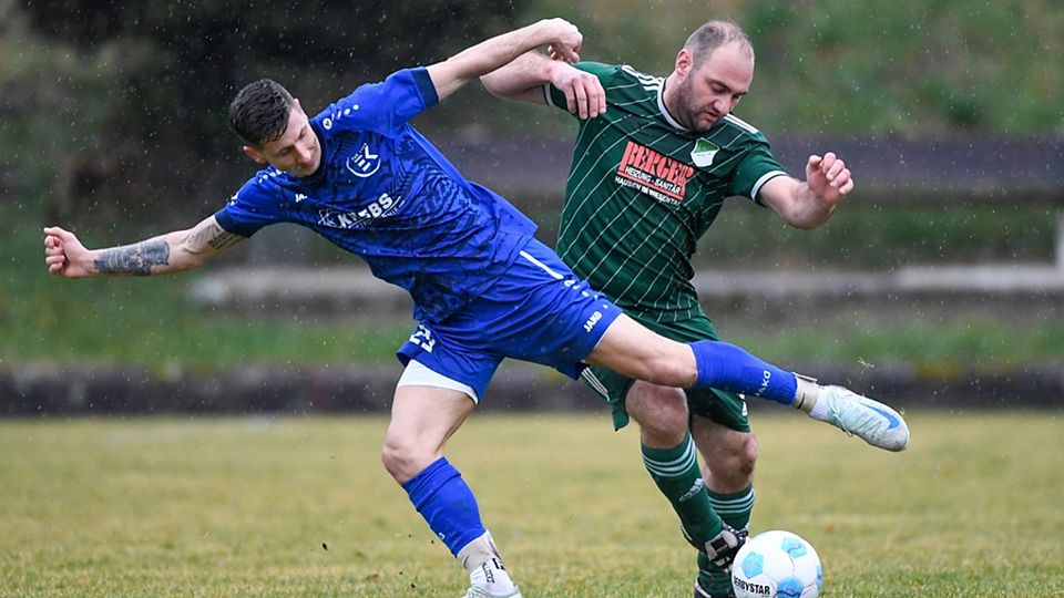 „Albträume“ von der Chancenverwertung: Efringen-Kirchens Spieler Giuliano Bartolotta (links) gegen Adrian Gräßlin (FC Hausen) | Foto: Gerd Gründl