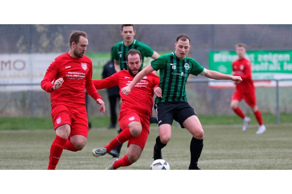  Kompromissloses Einsteigen des Dreihäusers Dennis Hopp gegen Gladenbachs Kapitän Jonathan Barth. (© Jens Schmidt) 