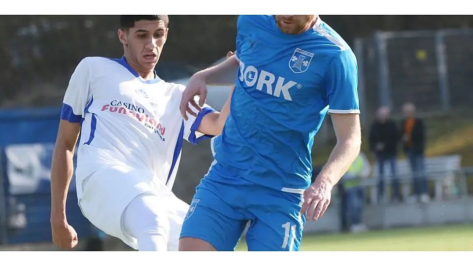 Muss sich Eintracht Lollar trotz einiger guter Chancen mit 0:2 geschlagen geben: Simon Kranz (r.) von Fußball-Gruppenligist FC Cleeberg. © Steffen Baer 