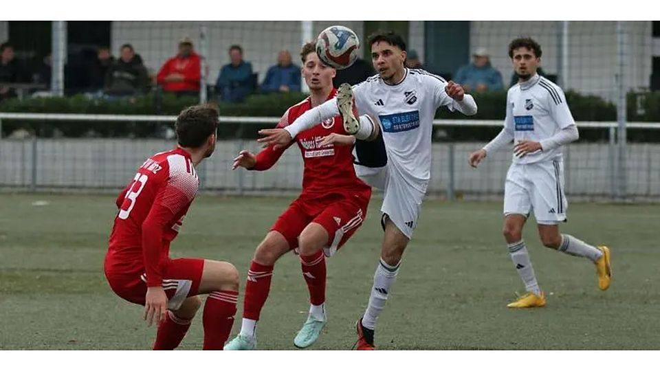 Der Gimbsheimer Reda Chkifa (vorne, in weiß) und seine Gefährten hoffen, dass diese Saison eine Saison ist, in der der Herbstmeister am Saisonende nicht ganz oben steht.        Archivfoto: Christine Dirigo / pakalski-press