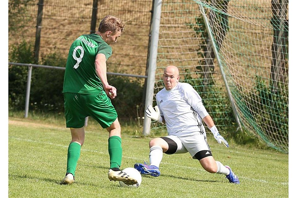 Treffer auf dem Fuß: Roxheims Stefan Wiewer (grün) bringt den Ball jedoch nicht an Keeper Sebastian Bohr vorbei.	 Foto: Edgar Daudistel