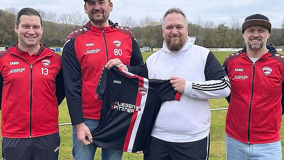 Die Verantwortlichen des ATSV Kallmünz präsentieren Thomas Wasser (Zweiter von rechts) als künftigen Cheftrainer.