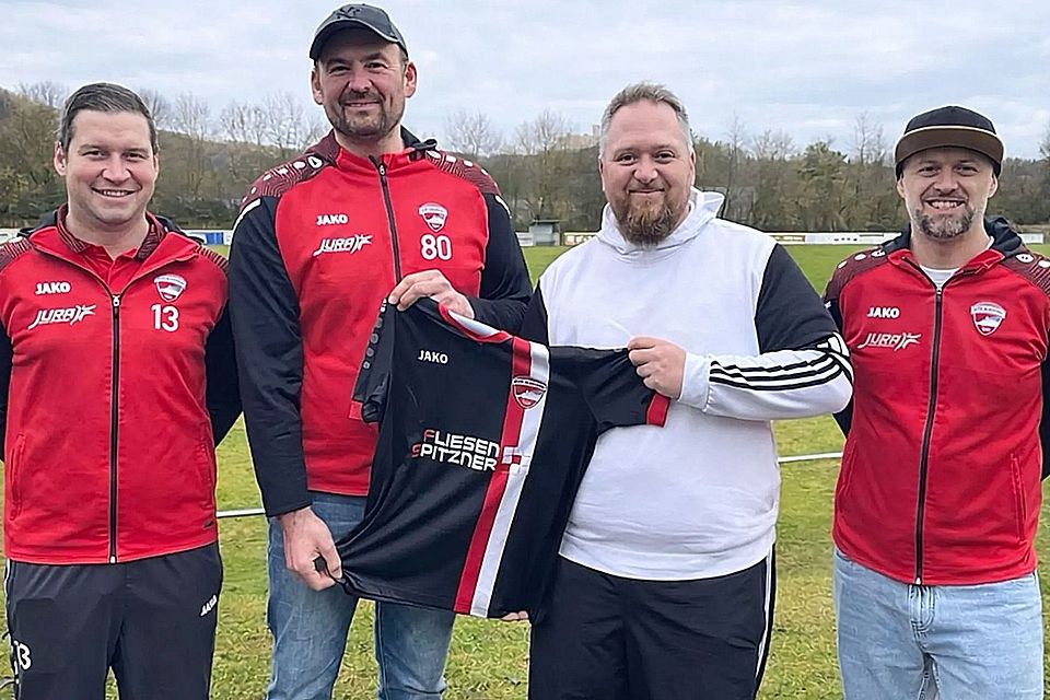 Die Verantwortlichen des ATSV Kallmünz präsentieren Thomas Wasser (Zweiter von rechts) als künftigen Cheftrainer.