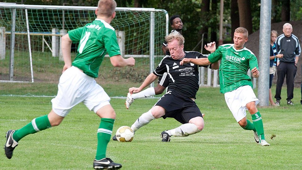 Eher am Ball: 16-Mittelfeldakteur Christoph Wandel (in schwarz) setzt sich in dieser Szene gegen den Haster Eduard Walger durch.  Foto: Egmont Seiler