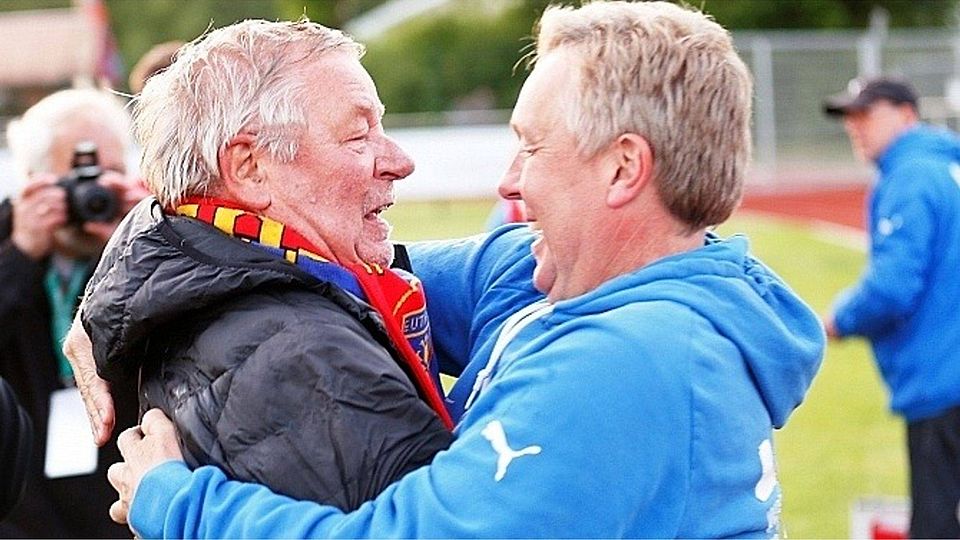 Am Ziel ihrer Aufstiegsträume: Mäzen Arend Knoop und Trainer Mecki Brunner genießen den Erfolg. Foto: Hartmann
