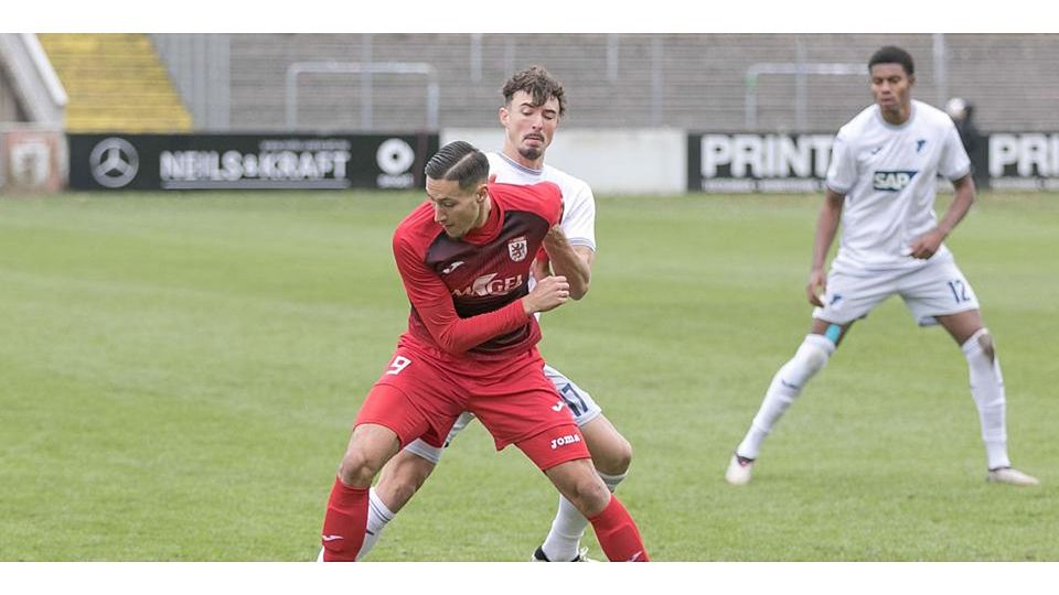 Verlässt den Fußball-Regionalligisten FC Gießen in Richtung 2. Bundesliga: Stürmer Younes Ebnoutalib wechselt zur SV Elversberg. © Harald Friedrich