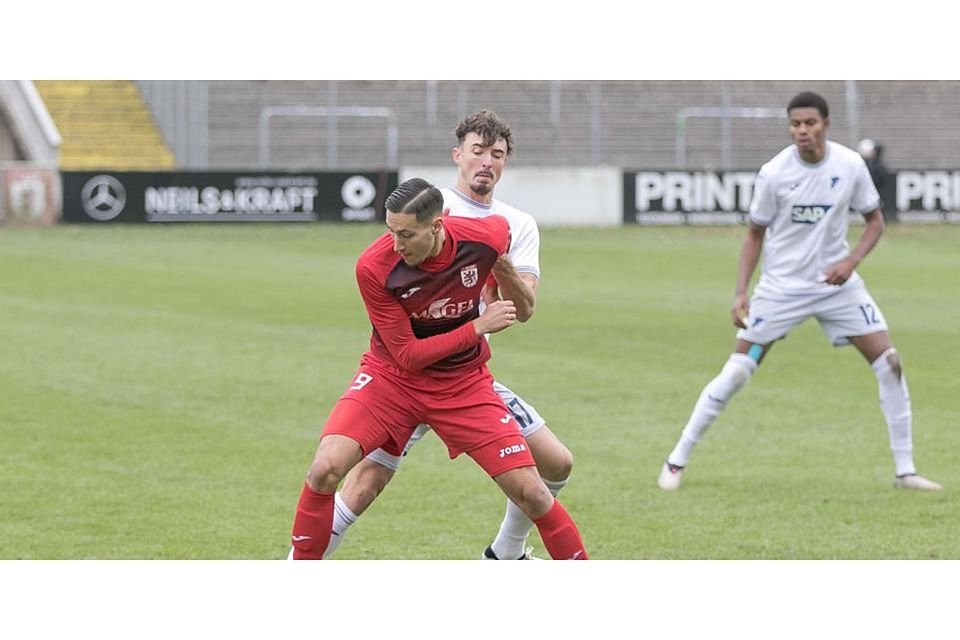 Verlässt den Fußball-Regionalligisten FC Gießen in Richtung 2. Bundesliga: Stürmer Younes Ebnoutalib wechselt zur SV Elversberg. © Harald Friedrich