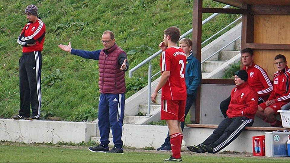 Breitenbrunns Trainer Herbert Sauter (Zweiter von links) betreut die VG-Auswahl im Spiel gegen den Regionalligisten FC Memmingen. Der 58-Jährige führte kürzlich den SV Breitenbrunn zur Meisterschaft in der B-Klasse Allgäu 10.  Archivfoto: Anika Zidar