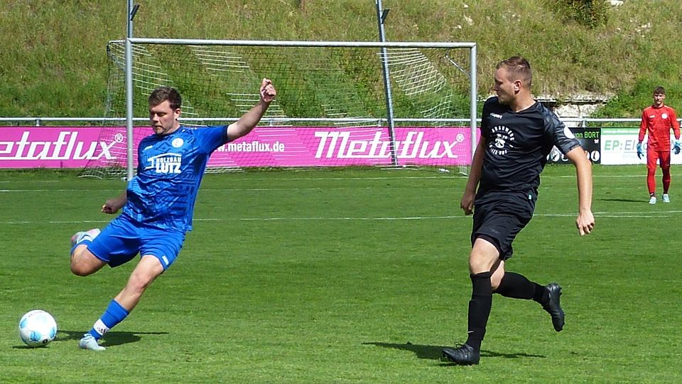 Robin Stauß von der SGM Schmeien (schwarzes Trikot) wurde vom Torspieler zum Stürmer umgeschult. Eins seiner bisher zehn Saisontoren erzielte er beim 1:1 gegen Maximilian Gröner (links) und den FC Krauchenwies/Hausen/Göggingen II am 2. Spieltag.