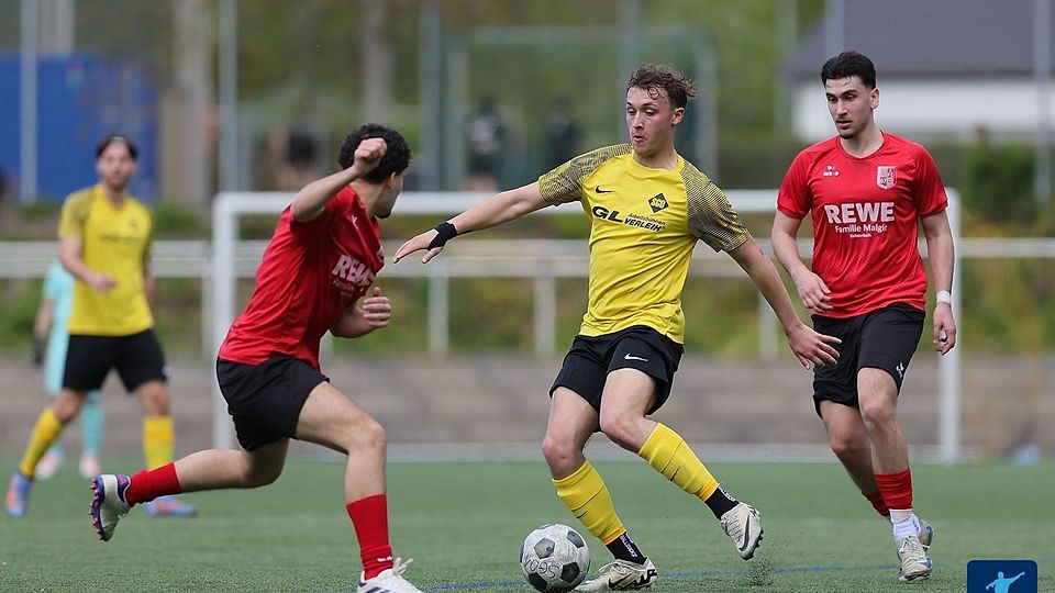 Des einen Freud, ist des anderen Leid: Während die SG Oberliederbach (gelbes Trikot) Platz zwei klarmachte, muss Viktoria Kelsterbach (rotes Trikot) den zweiten Abstieg im zweiten Jahr hinnehmen. 