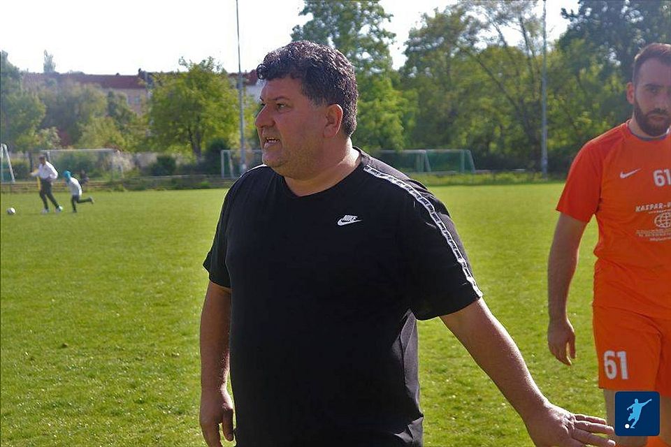 Ayhan Bilek wird weiterhin die Landesliga-Mannschaft des 1. FC Schöneberg trainieren.