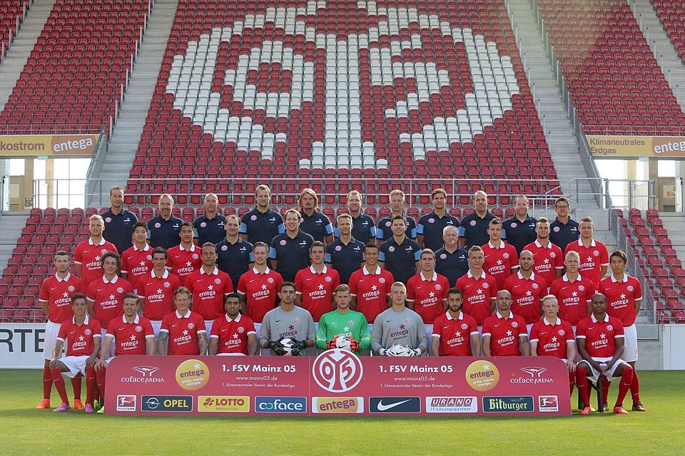 Der gesamte Kader des FSV Mainz 05 mit dem neuen Trainer Kasper Hjulmand. Foto: Fredrik von Erichsen/dpa