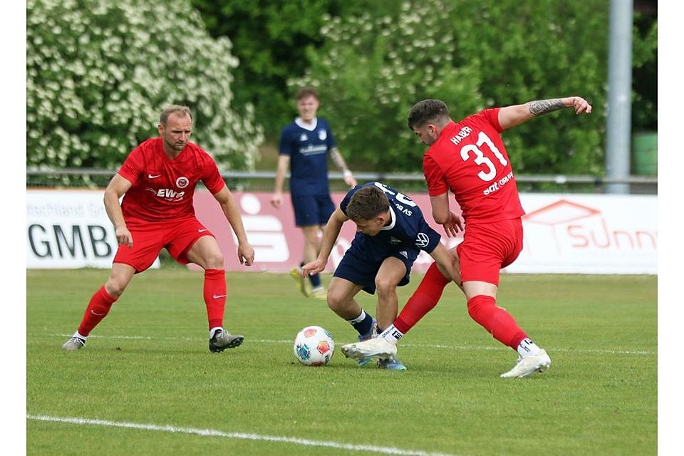 Die Pfeddersheimer Fabian Sombetzky (links) und Vincent Haber (rechts) narren beim torlosen Remis den Büchelberger Simon Székely.	Foto: Christine Dirigo / pakalski-press