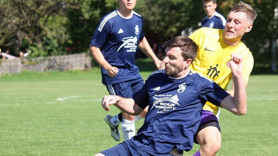 Lukas Zimmer (vorne/dunkles Trikot) von den Sportfreunden Bichl wirft sich in einen Schuss des Benediktbeurers Anton Öttl.