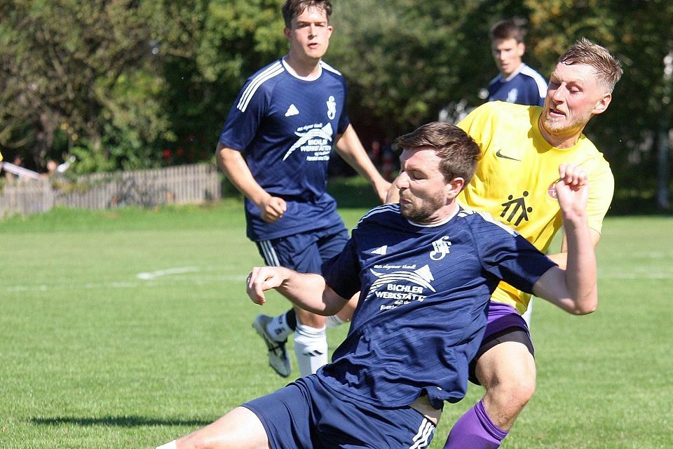 Lukas Zimmer (vorne/dunkles Trikot) von den Sportfreunden Bichl wirft sich in einen Schuss des Benediktbeurers Anton Öttl. Lukas Zimmer (vorne/dunkles Trikot) von den Sportfreunden Bichl wirft sich in einen Schuss des Benediktbeurers Anton Öttl.