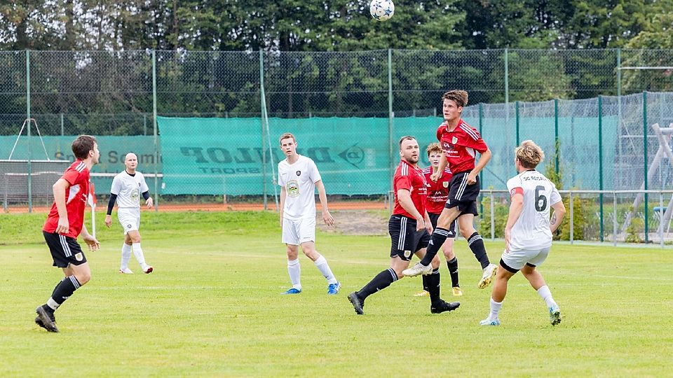 Einen dreckigen Sieg feierte die DJK Darching (rot) gegen die SG Reisach. Alexander Adelsberger (beim Kopfball) traf zum zwischenzeitlichen 4:1.