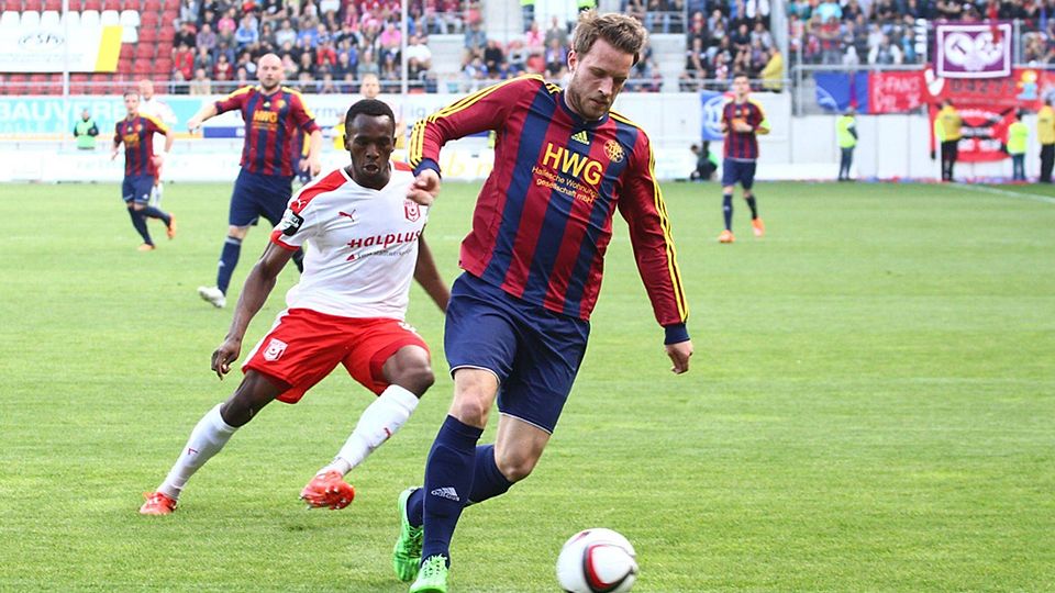 Der VfL Halle 96 (in rot-blau) trifft im Landespokal auf den 1. FC Magdeburg F: Rinke