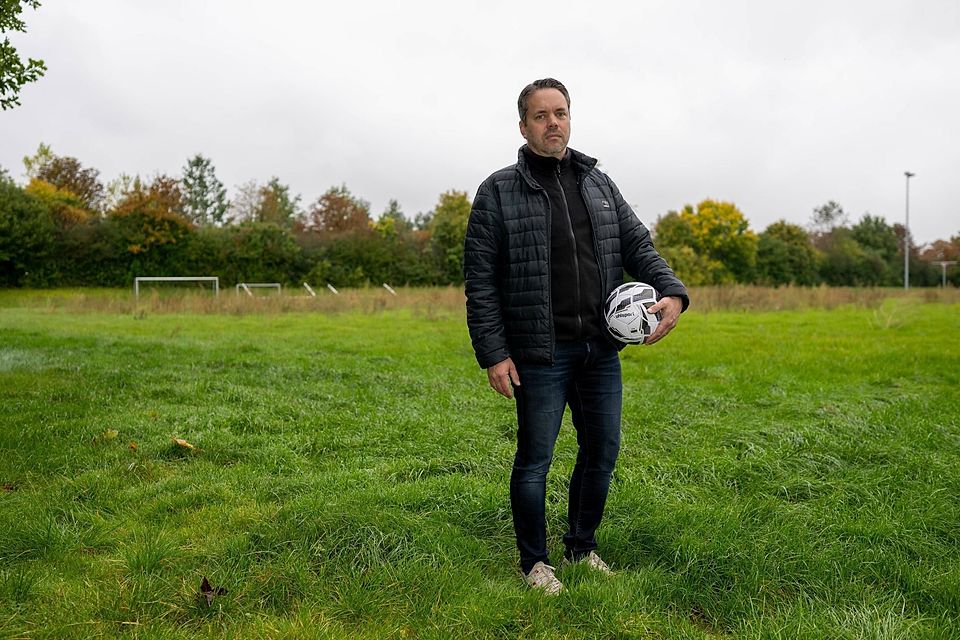 Auftrag: MM / tz Glas Scherben im Rasen Fußballplatz SV Waldperlach